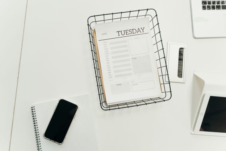 How to create an inbox and outbox system for your desk