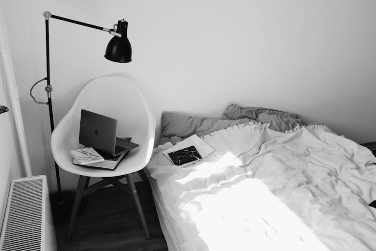 How to design a home office in a small bedroom